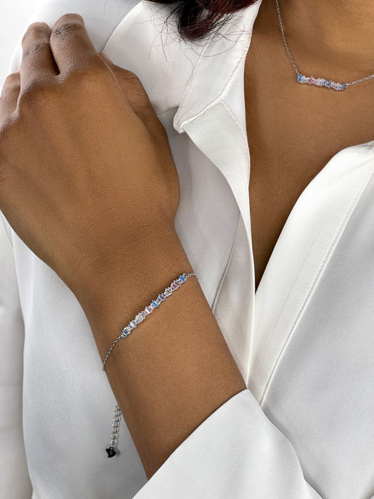 Livia Armband aus der Kollektion Cool Shine mit pastellfarbenen Zirkonia am Handgelenk eines Models.