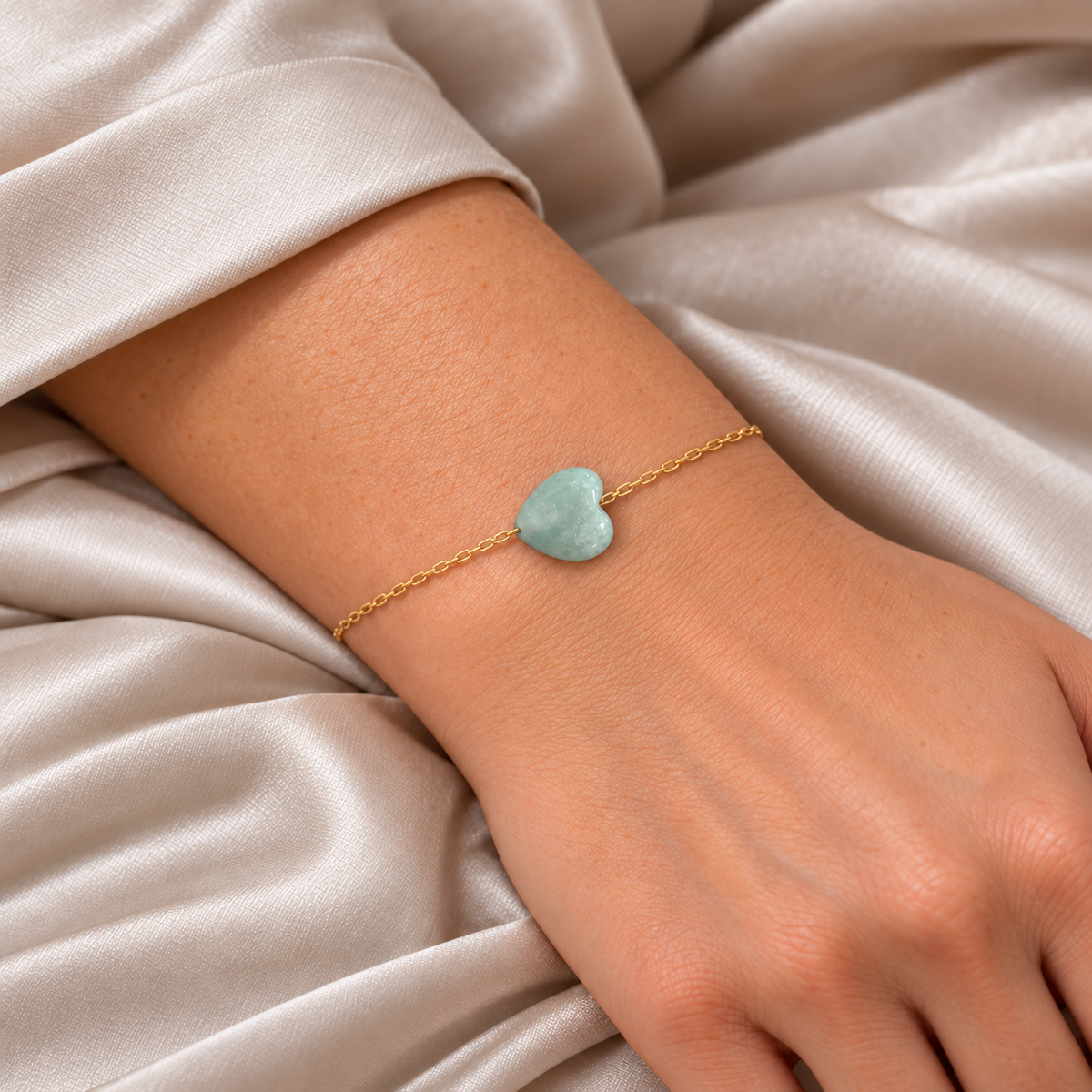 Harmony Touch Armband mit feiner goldfarbener Kette und mintgrünem Amazonit-Herz mit natürlichen weissen Einschlüssen.