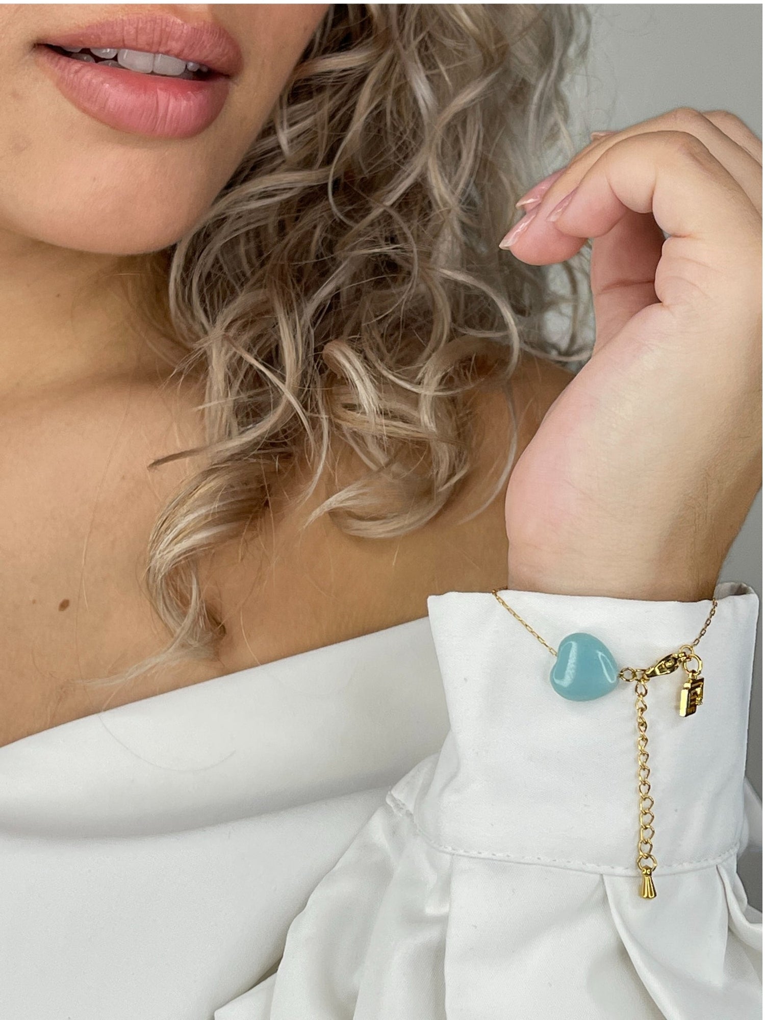 Model trägt Schmuck mit natürlichen Edelsteinen aus The Stone Collection von Celenia Joy