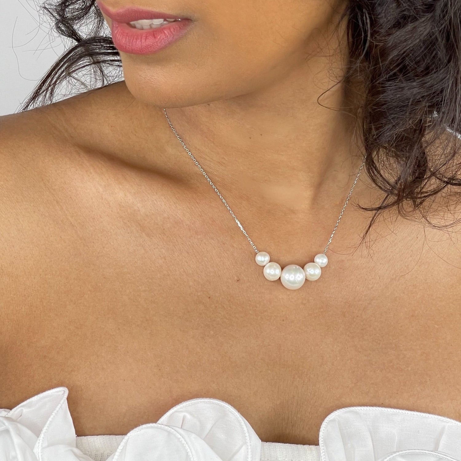 Model trägt eleganten Perlenschmuck aus der Celenia Pearls Kollektion von Celenia Joy