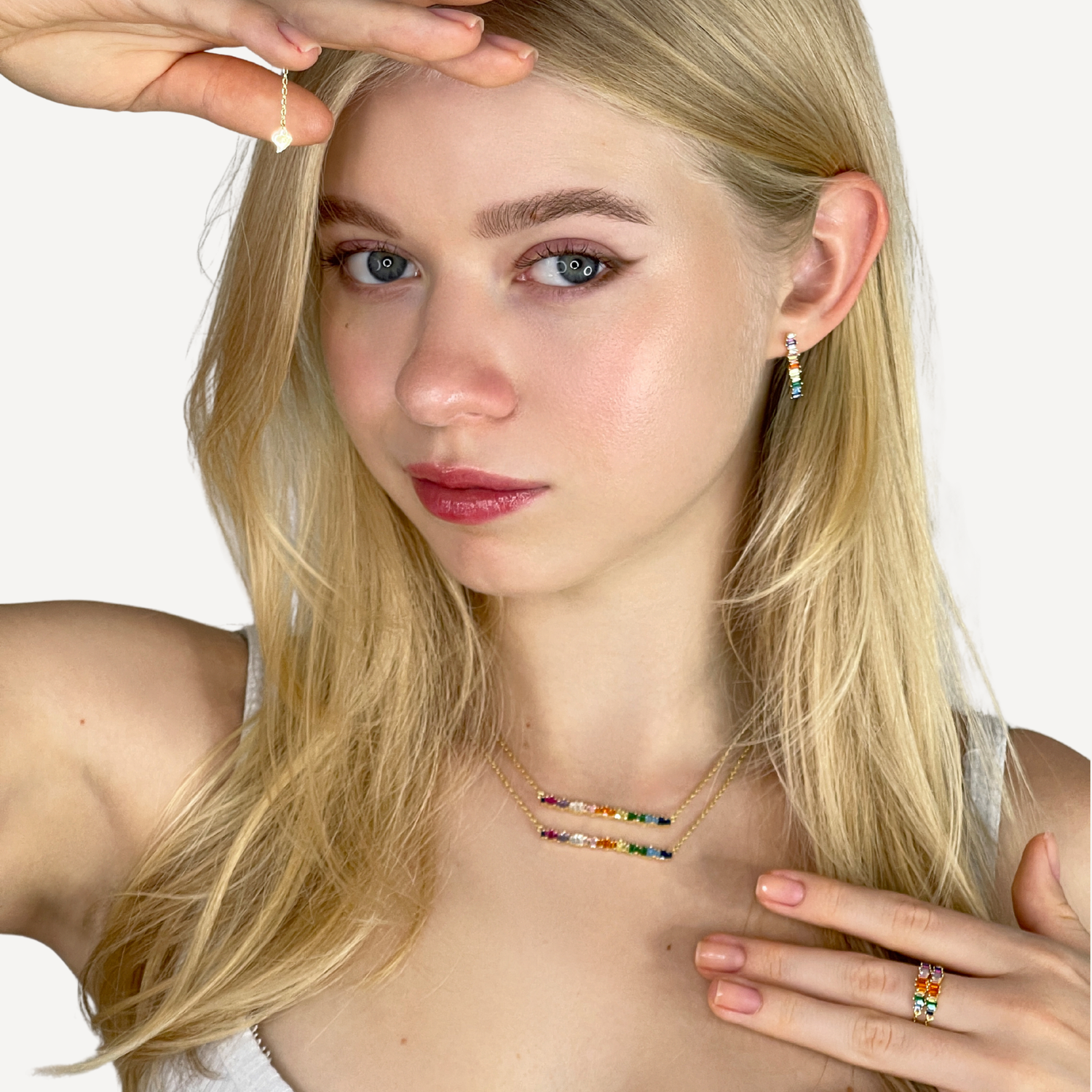 Model trägt farbenfrohen Schmuck aus der Color 22 Kollektion von Celenia Joy