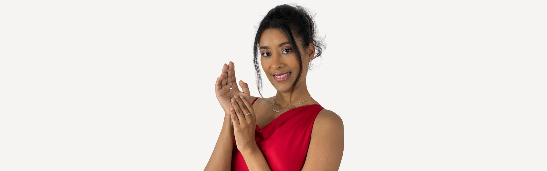 Model trägt eleganten Schmuck mit funkelnden Zirkonia aus der Crystal Line Kollektion von Celenia Joy