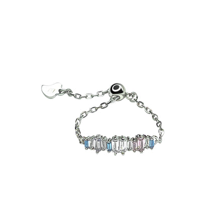 Verstellbarer Chain Ring „Cool Shine“ aus rhodiniertem 925 Silber mit 12 klaren Zirkonia-Steinen.