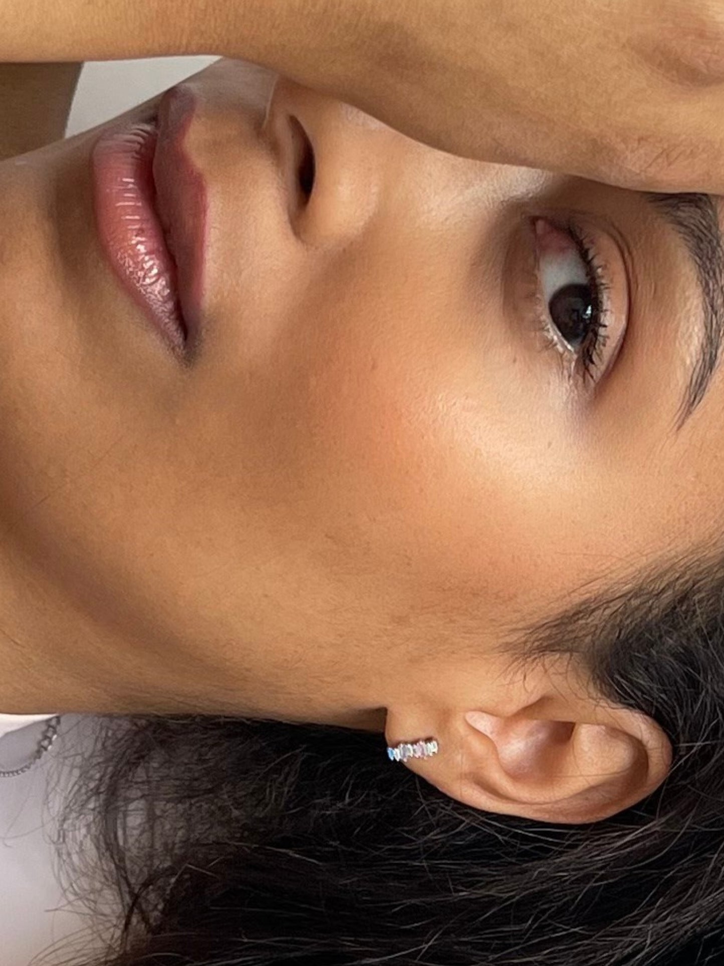 Model trägt die 10 mm Ohrstecker der Kollektion Cool Shine mit pastellfarbenen Zirkonia.
