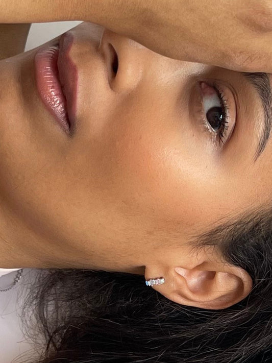 Model trägt die 10 mm Ohrstecker der Kollektion Cool Shine mit pastellfarbenen Zirkonia.