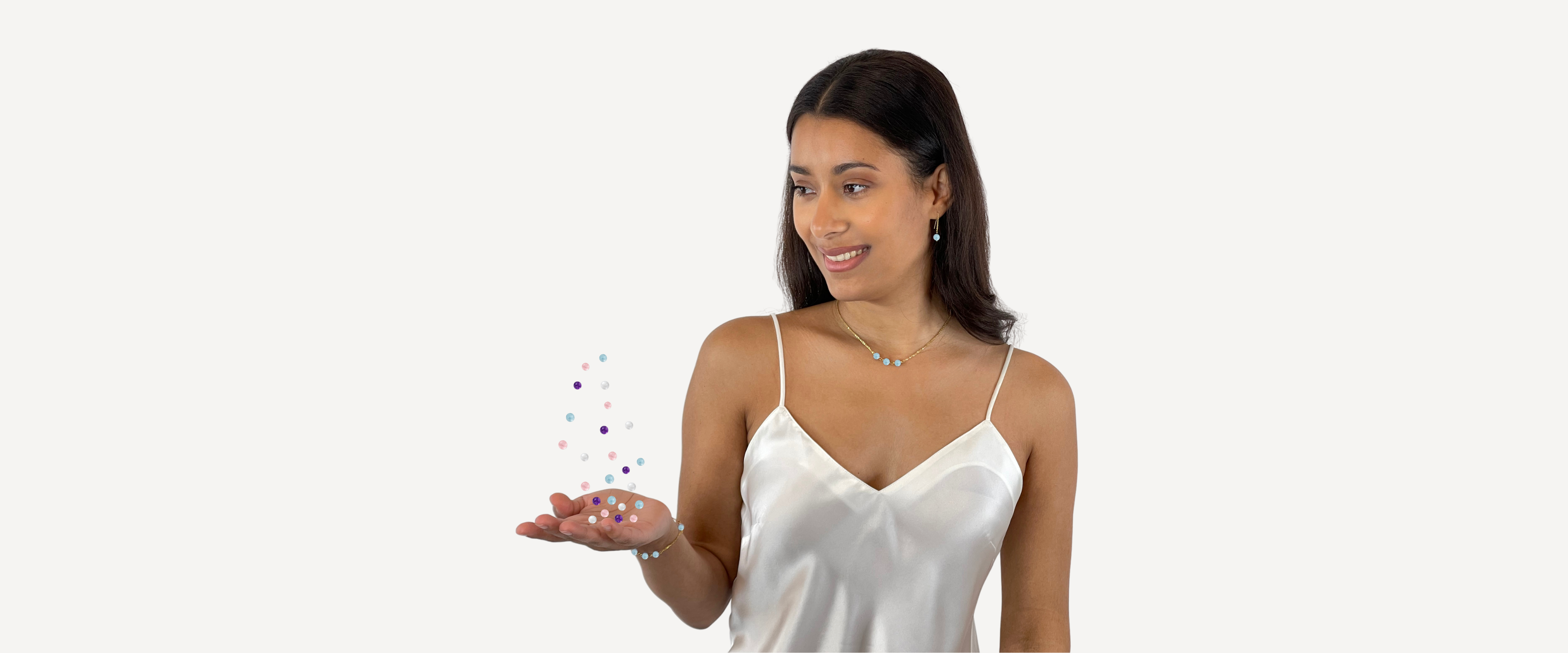 Model trägt eleganten Schmuck aus der Celestia Kollektion mit feinen Edelsteinperlen von Celenia Joy