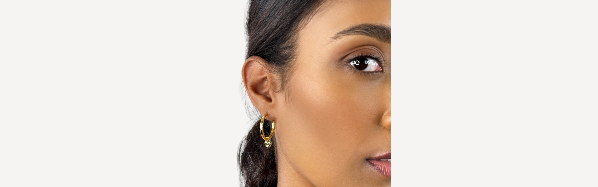 Model trägt Schmuck mit Charms aus der Charming Collection von Celenia Joy