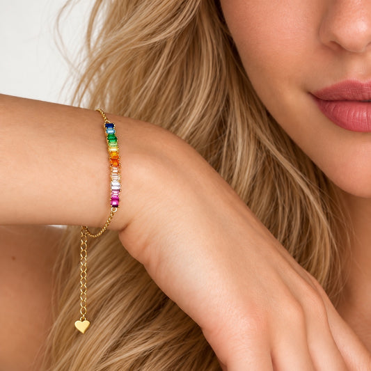 Model trägt das Color 22 Armband mit bunten Zirkonia-Steinen