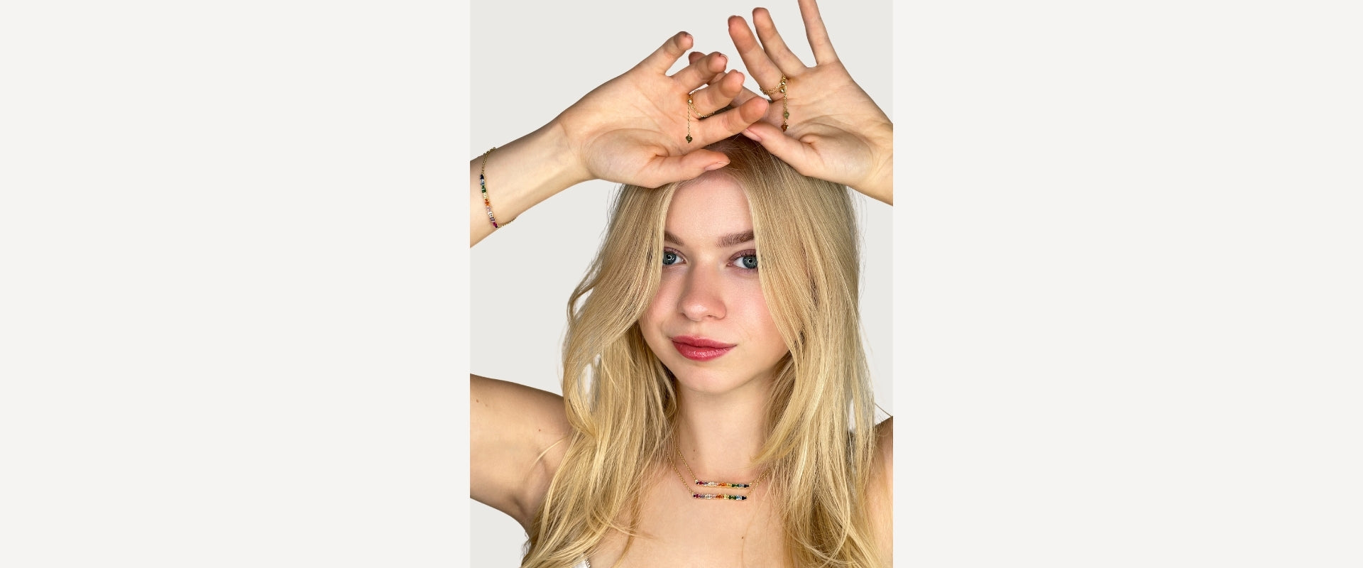 Model trägt farbenfrohen Schmuck aus der Color 22 Kollektion von Celenia Joy mit lebendigen Emaillefarben
