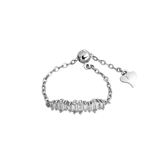 Verstellbarer Chain Ring „Crystal Line“ aus 925 Silber mit 12 klaren Zirkonia-Steinen.
