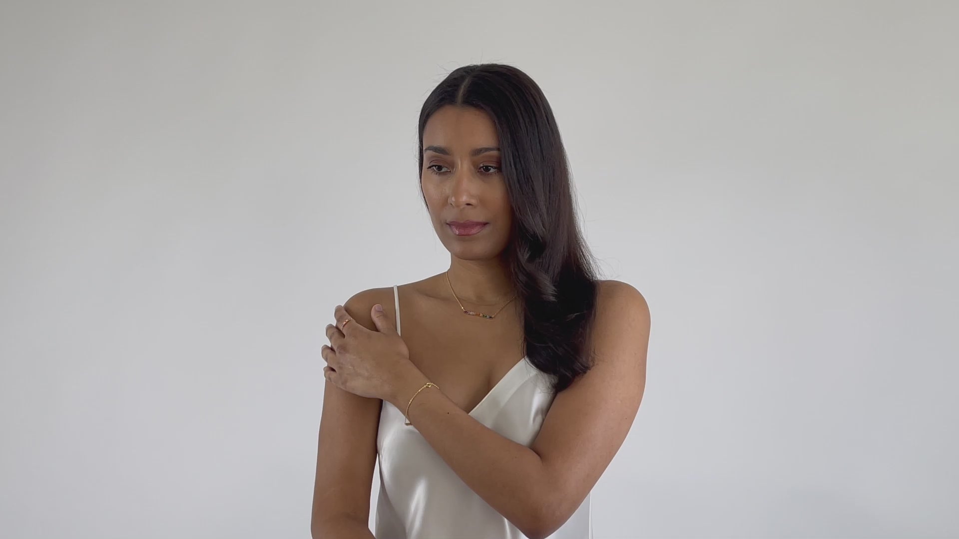 Load video: Model trägt elegante Halskette und Armband aus der Color 22 Kollektion von Celenia Joy