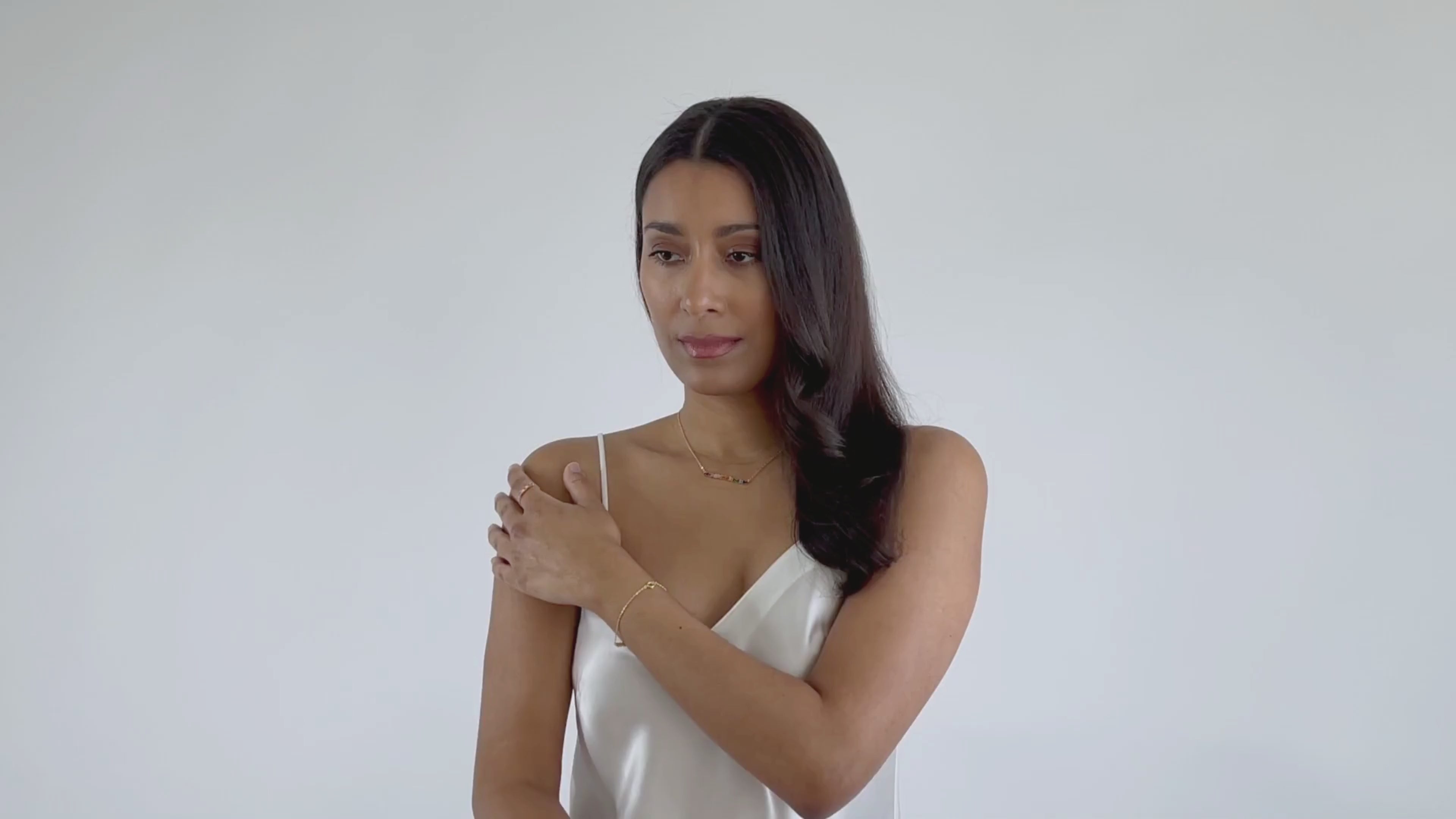Load video: Model trägt elegante Halskette und Armband aus der Color 22 Kollektion von Celenia Joy