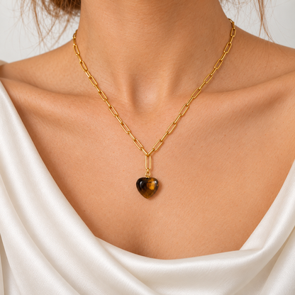Nahaufnahme der Bold Harmony Gliederkette mit Tigerauge-Herz am Dekolleté.