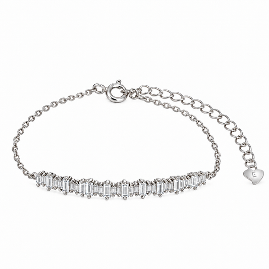 Crystal Line Armband mit klaren Baguette-Zirkonia, feiner Kette und Herzanhänger auf weissem Hintergrund