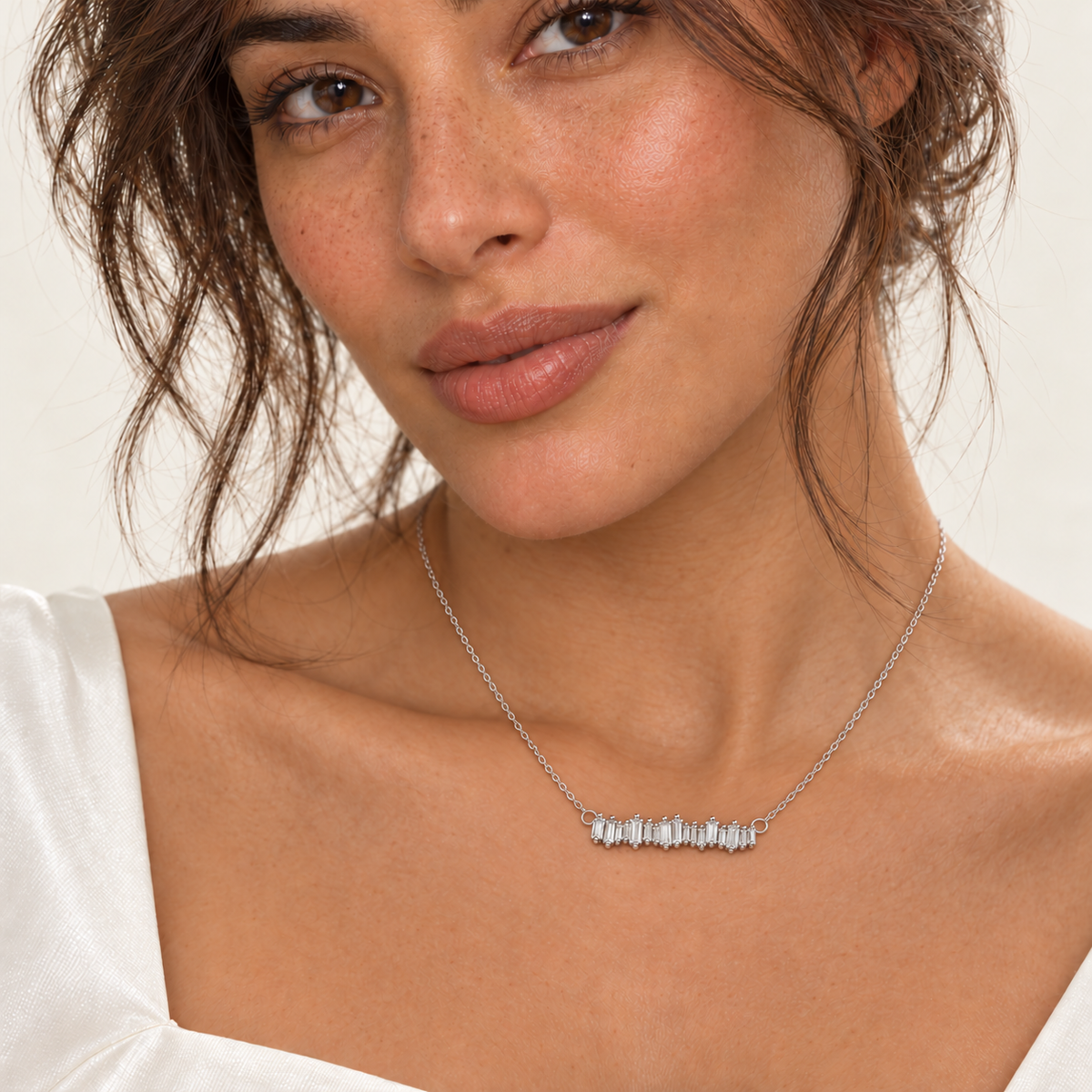 Crystal Line Halskette mit zierlichem Zirkonia-Steg am Hals eines Models