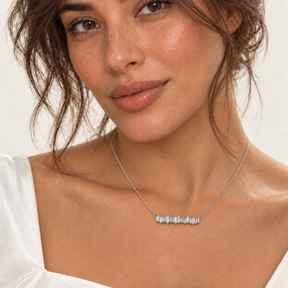 Crystal Line Halskette mit zierlichem Zirkonia-Steg am Hals eines Models