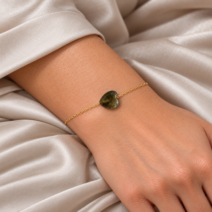 Harmony Touch Armband mit feiner goldfarbener Kette und olivbraun gemasertem Labradorit-Herz am Handgelenk.