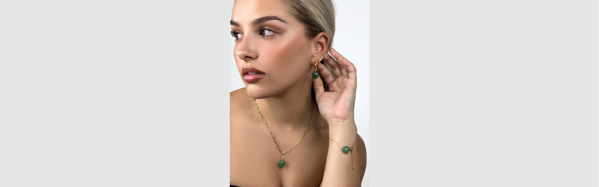 Model trägt Schmuck mit natürlichen Edelsteinen aus der Stone Collection von Celenia Joy