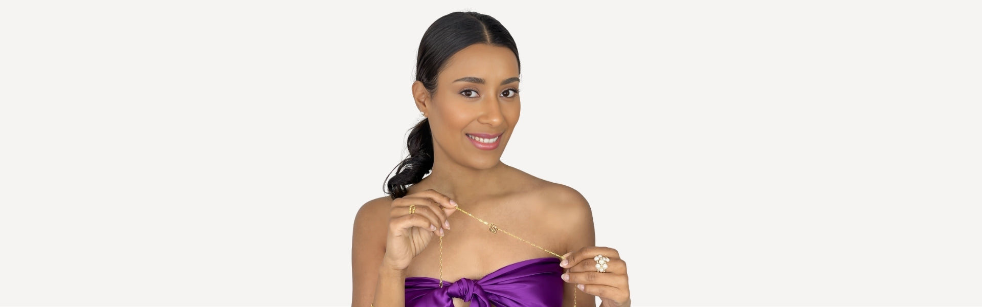 Model trägt zeitlosen Schmuck von Celenia Joy und spiegelt die elegante, moderne Philosophie der Marke wider