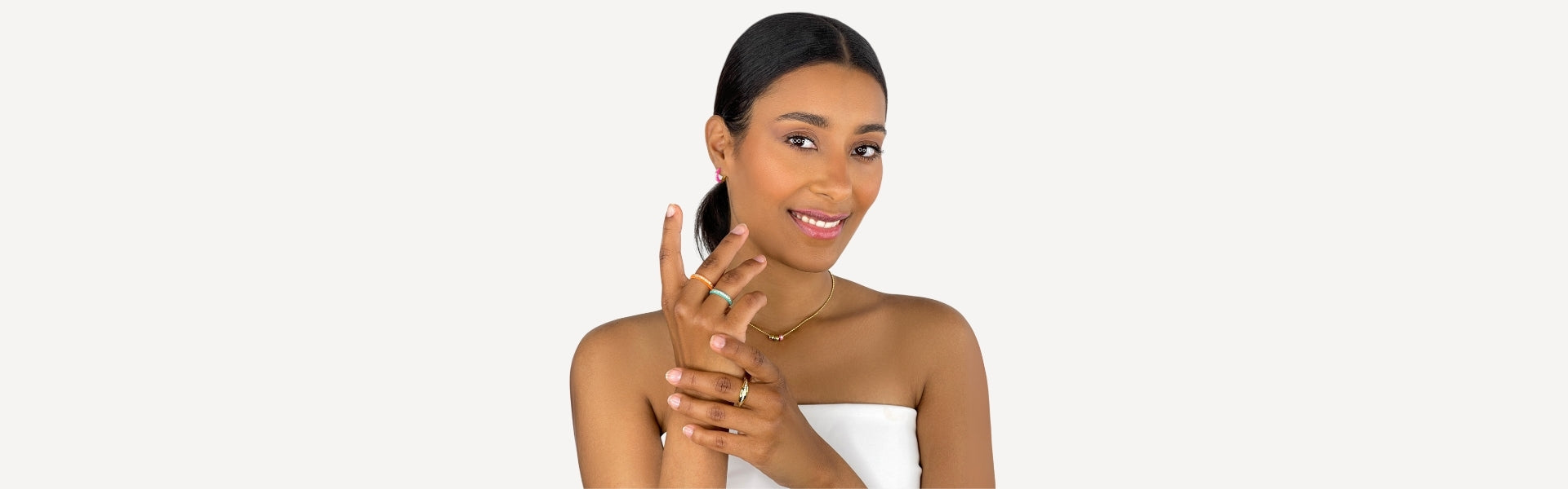 Model trägt eleganten Schmuck mit lebendigen Farben aus der Vibrancy Kollektion von Celenia Joy